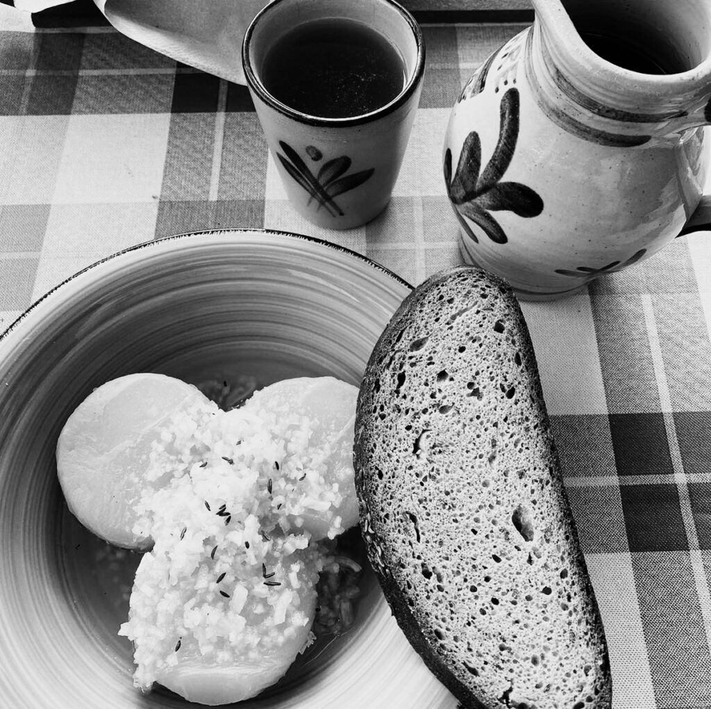 Image of a traditonal german cheese dish with cider